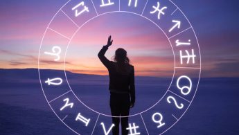 Comment l’ascendant astrologique révèle votre manière de percevoir les messages de voyance en amour