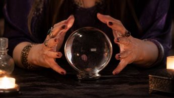 Boules de cristal gratuit : comment les utiliser pour une séance de voyance fiable