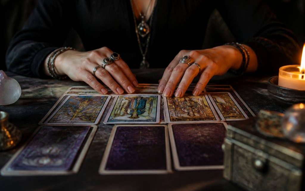 Tarot, boule de cristal et pendule : quelles différences entre ces arts divinatoires ?