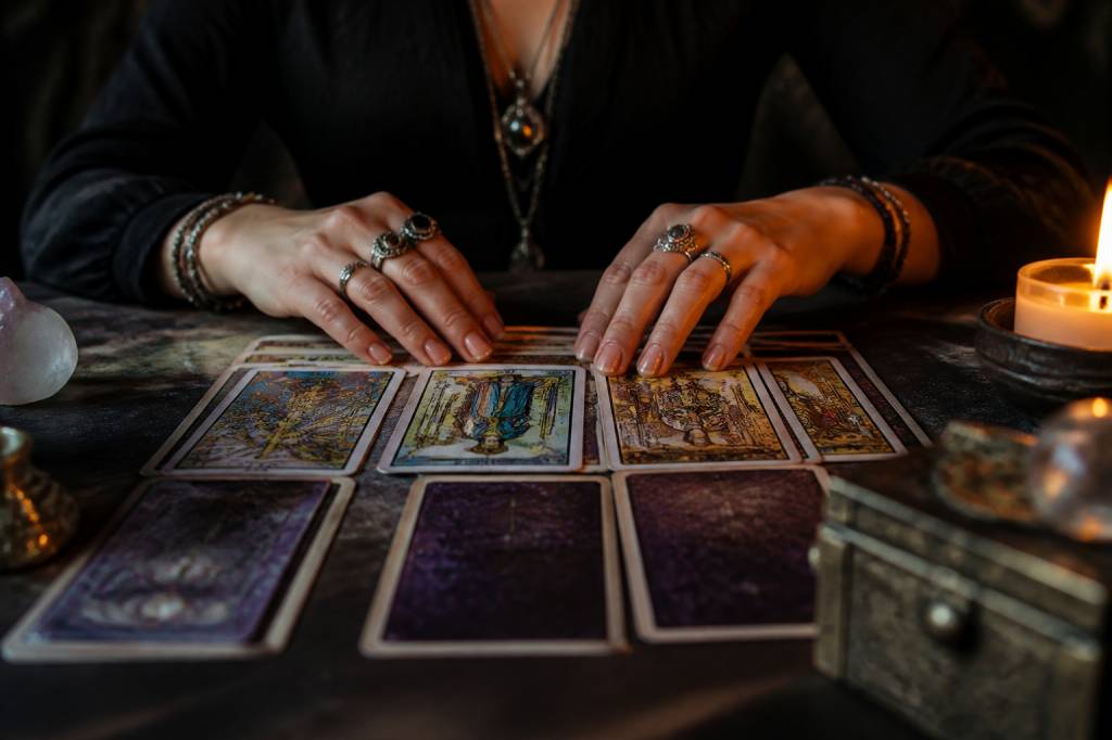 Tarot, boule de cristal et pendule : quelles différences entre ces arts divinatoires ?