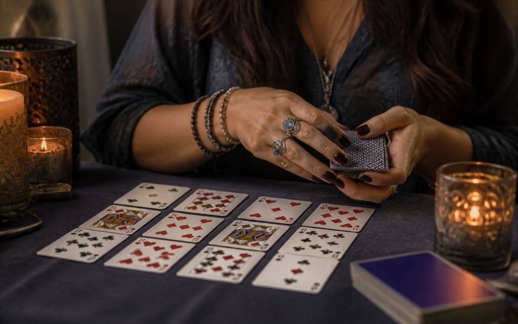 Tirer les cartes avec un jeu de 32 cartes gratuit : guide complet pour débuter en voyance