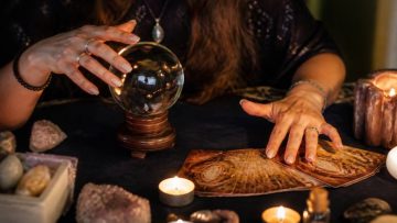 Tarot, boule de cristal et pendule : quelles différences entre ces arts divinatoires ?